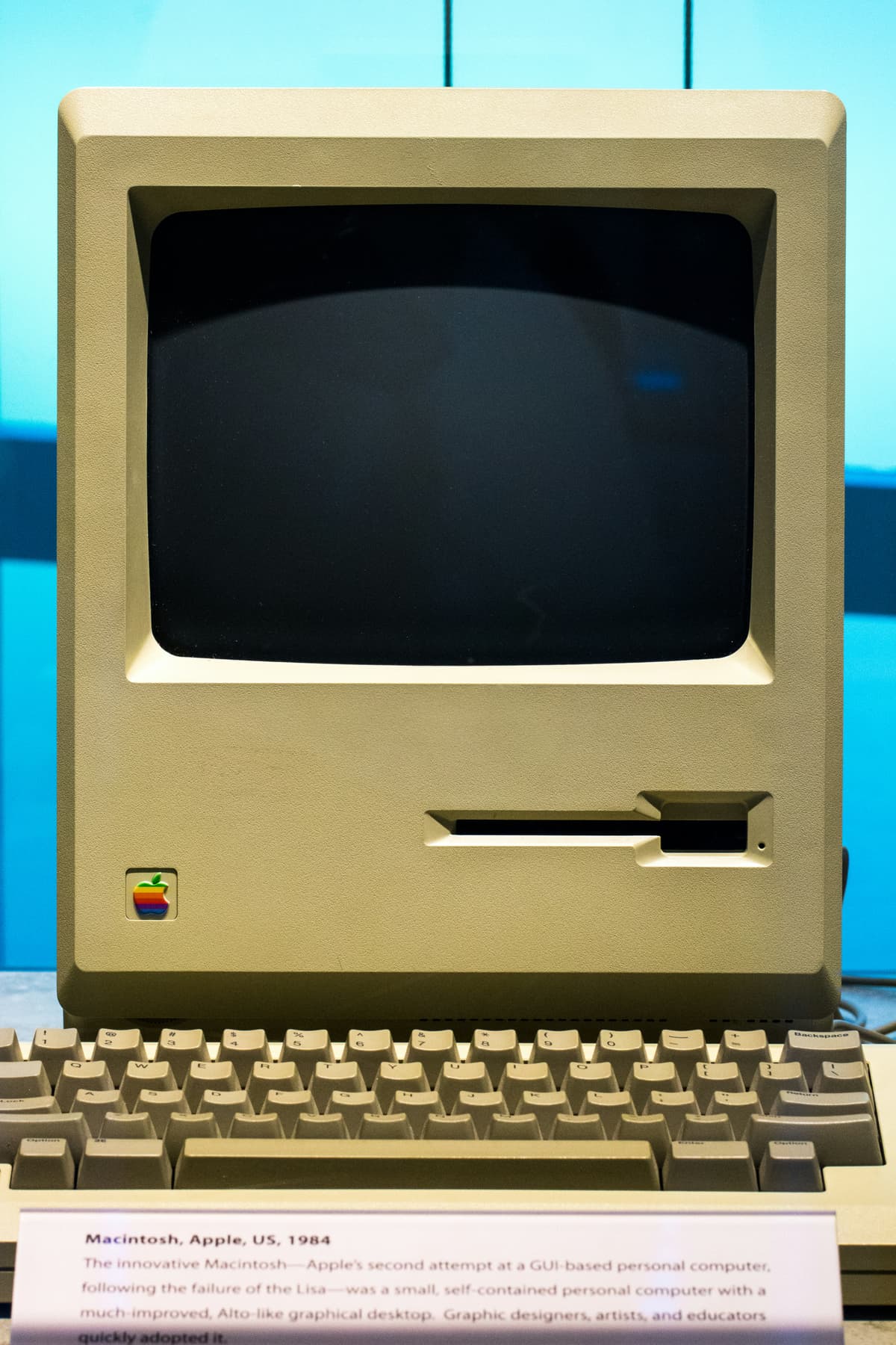 Винтажный монитор Macintosh на столе