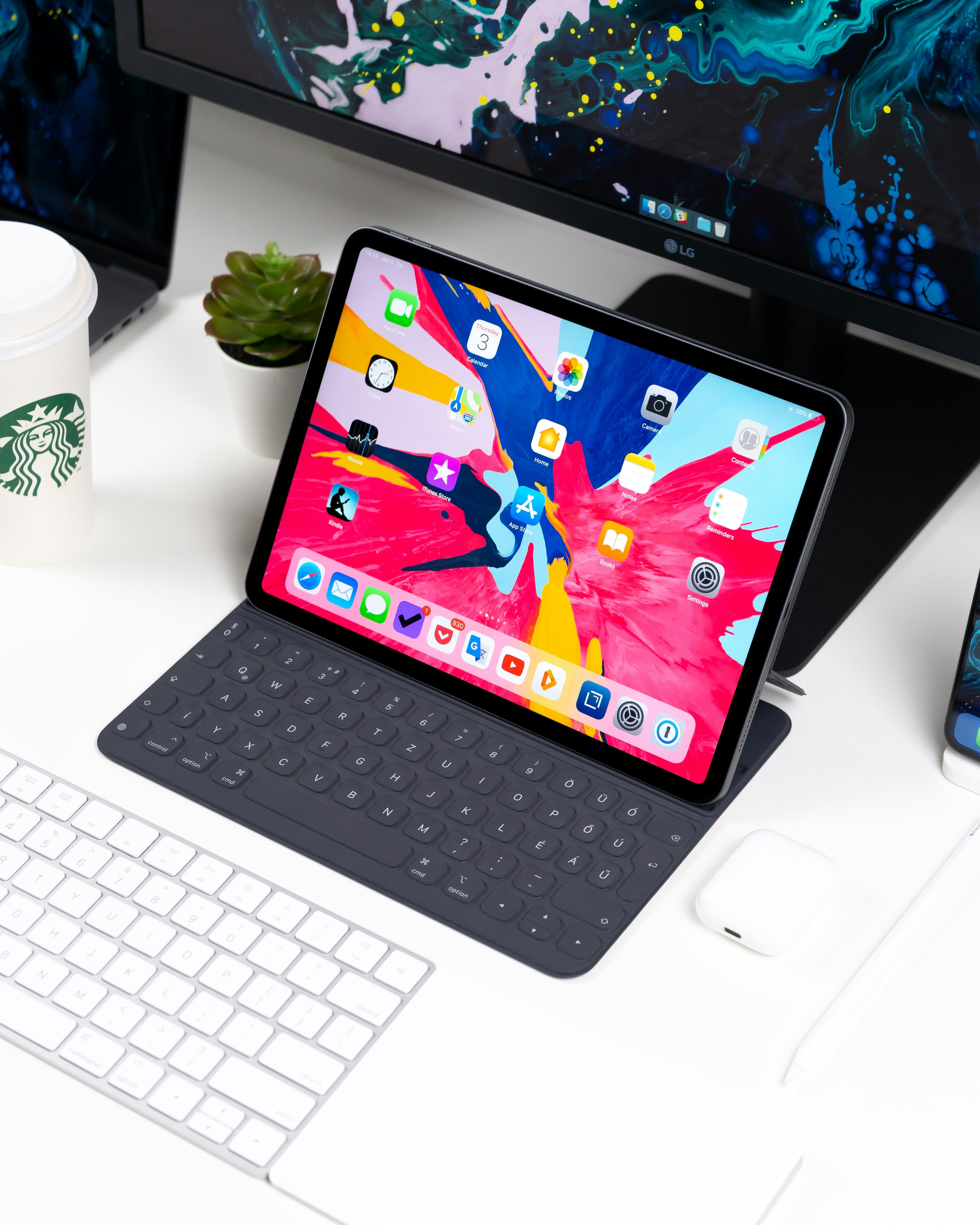 iPad на столе перед монитором