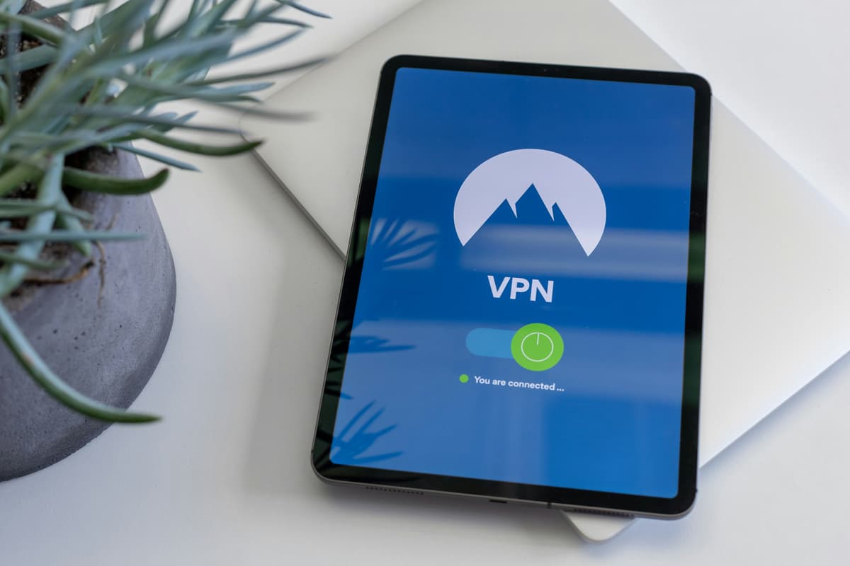 Экран планшета с отображением VPN-подключения