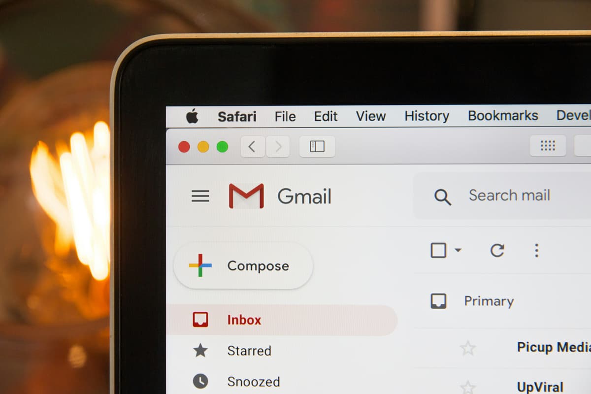 Чёрный ноутбук с почтовым сервисом на экране