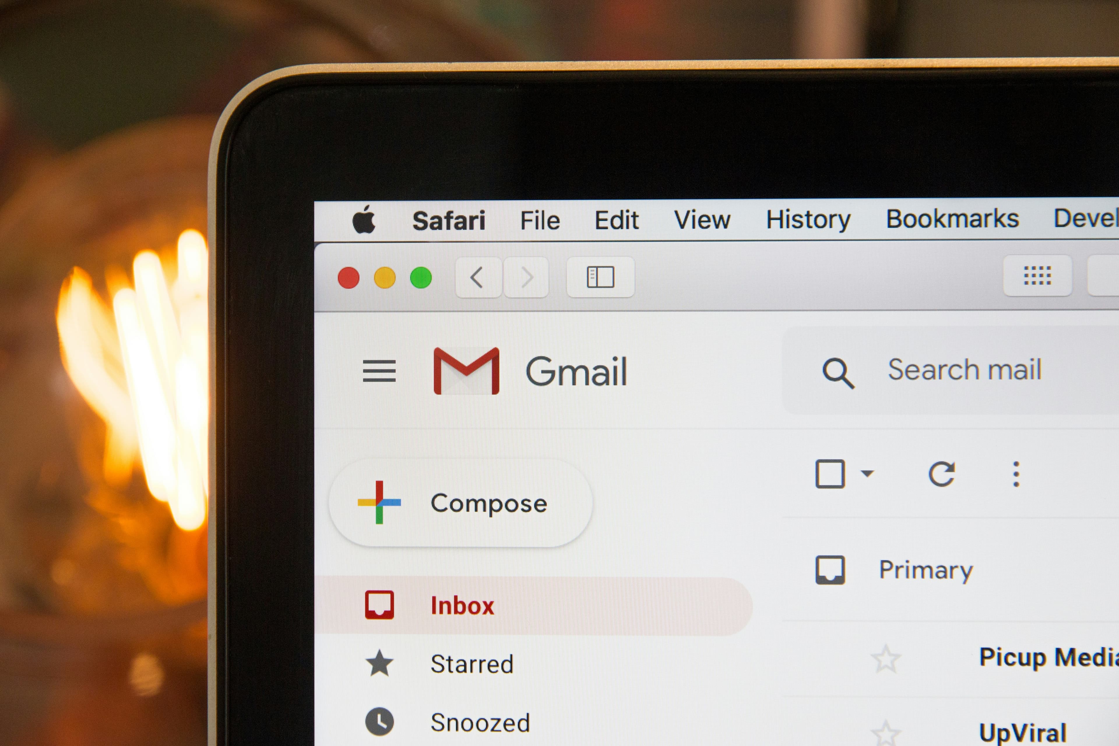 Экран с email-интерфейсом