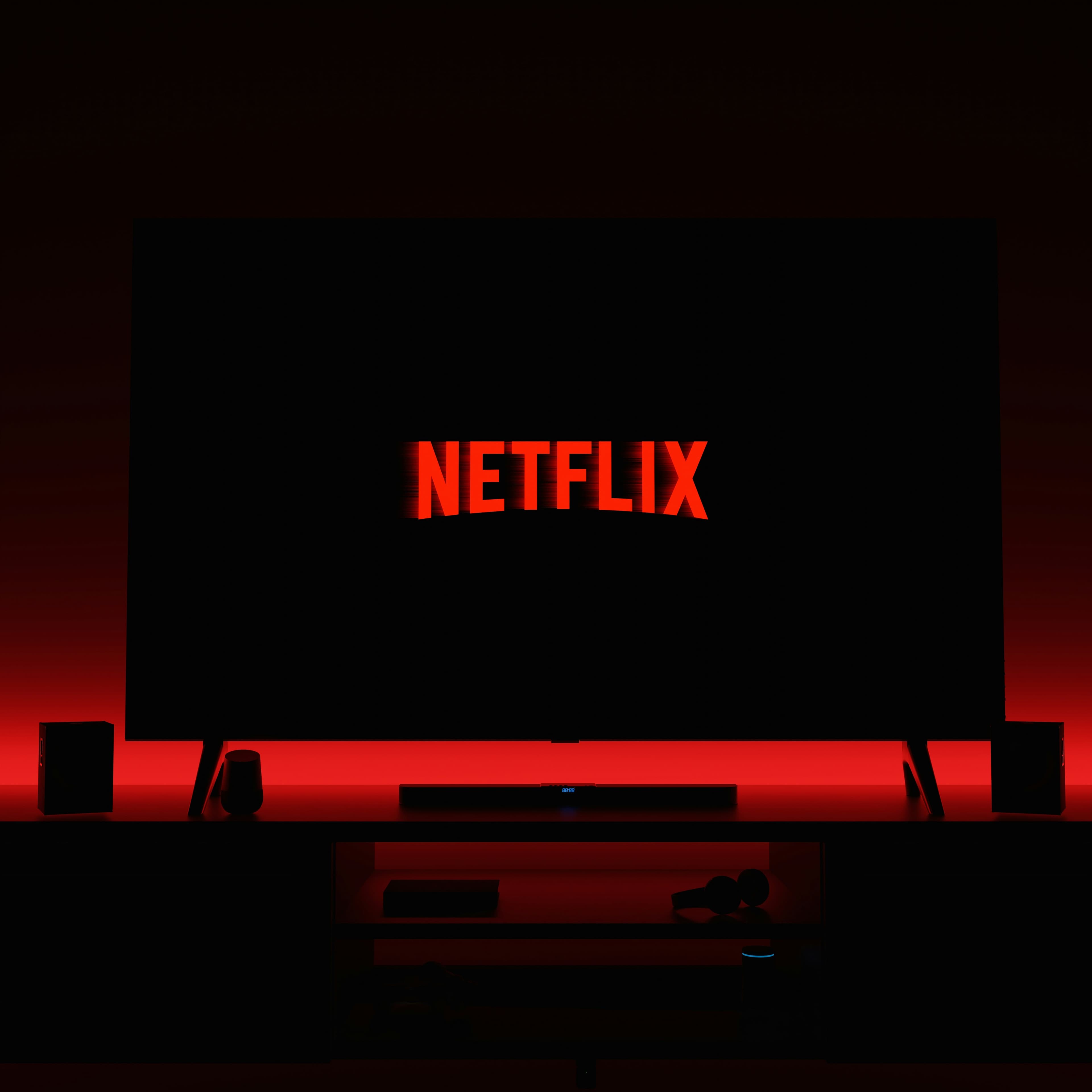 Телевизор с логотипом Netflix на экране