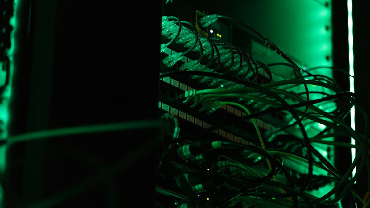 Серверная стойка с сетевым оборудованием крупным планом