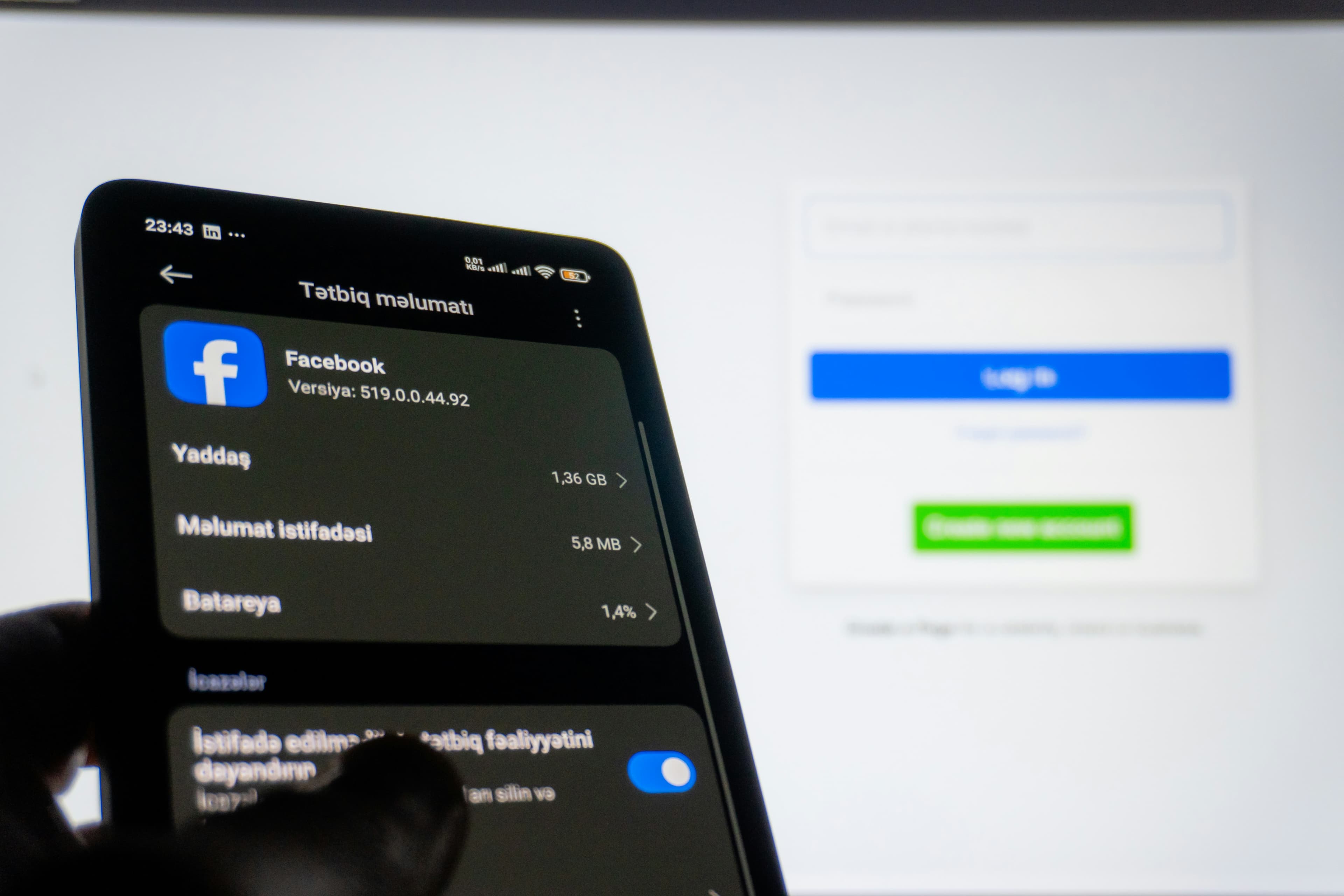 Экран смартфона с открытыми настройками приложения